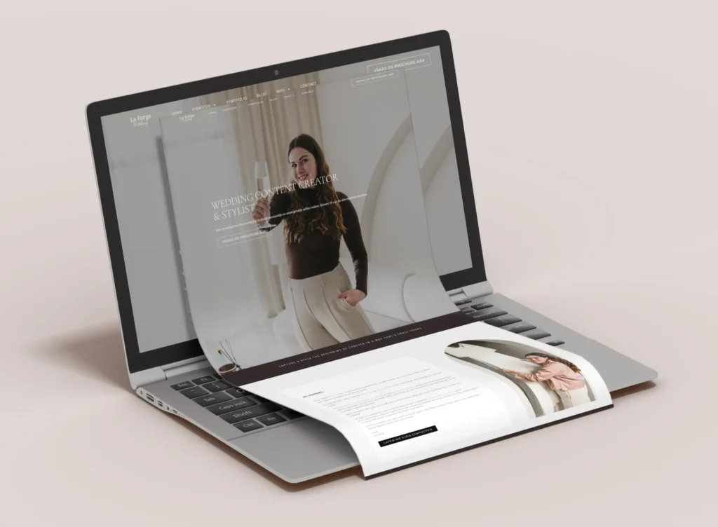 3D mockup van de La Forge Weddings-website die als een scrollende pagina uit een openstaande laptop rolt.